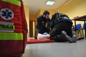 Strażnicy miejscy doskonalą swoje umiejętności ratownicze pod kierunkiem wykładowców słupskiej Szkoły Policji