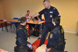 Strażnicy miejscy doskonalą swoje umiejętności ratownicze pod kierunkiem wykładowców słupskiej Szkoły Policji