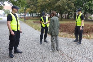 Słuchacze Szkoły Policji w Słupsku podczas służby patrolowej na ulicach Kalisza