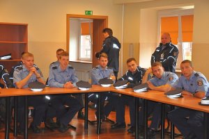 Wykład w sali wykładowej szkolnego Komisariatu Policji