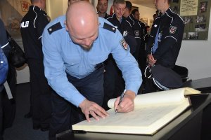 Wpis niemieckich policjantów do Księgi Pamiątkowej Szkoły