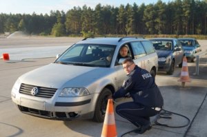 ,,Lernen um zu lehren/ uczyć się, żeby nauczać – trening zawodowy w zakresie technik bezpiecznej jazdy pojazdem służbowym"