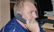 Dyżurny Komendy Powiatowej Policji w Ostrowie Wielkopolskim rozmawiający przez telefon