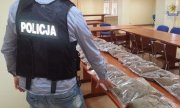 Policjanci w Słupsku zabezpieczyli 100 kg nielegalnego tytoniu i 160 l spirytusu