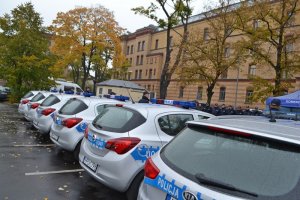 Dziesięć nowych radiowozów dla poznańskich policjantów