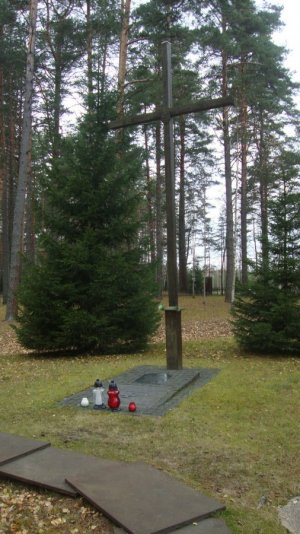 Na Polskim Cmentarzu Wojennym w Miednoje zapłonęły znicze i zabrzmiał Dzwon Pamięci