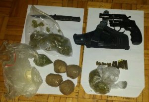 Kryminalni zabezpieczyli broń, amunicję i narkotyki