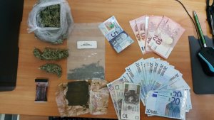 W Tomaszowie Mazowieckim oprócz nośników danych policjanci zabezpieczyli w mieszkaniu marihaunę i pieniądze
