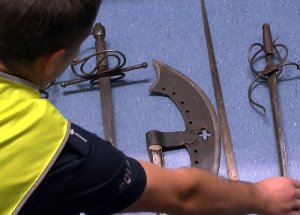 Policjanci odzyskali skradzione szable, miecze i obrazy