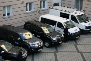 Nowe furgony i nieoznakowane samochody wielkopolskiej Policji