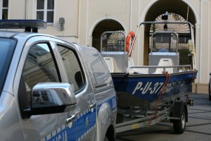 Policjanci otrzymali 5 łodzi płaskodennych z przyczepami