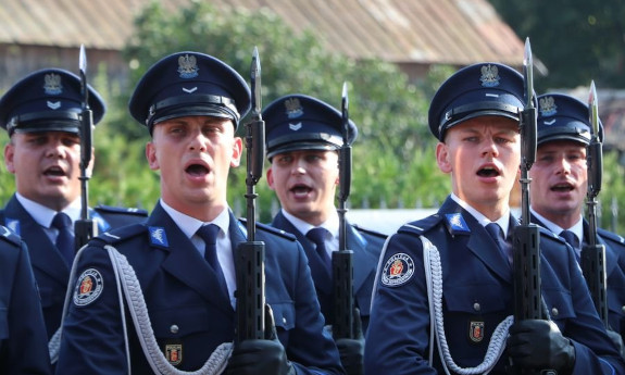Kompania Reprezentacyjna Polskiej Policji podczas śpiewu.