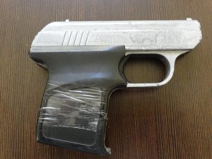 Zabezpieczona broń hukowa