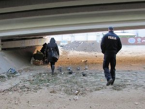 Policjanci z pracownikiem socjalnym pomagali bezdomnym