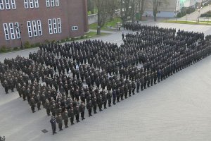 Ćwierć tysiąca nowo przyjętych do słuzby policjantów rozpoczyna szkolenie zawodowe podstawowe w słupskiej Szkole Polcji.