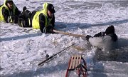 Policjanci ratujący dziecko pod którym załamał się lód