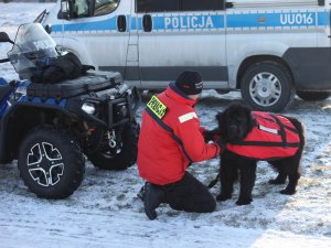 Policyjny pies i jego opiekun przygotowują się do akcji