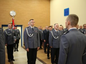 Zastępca Komendanta Głównego Policji mł. insp. Andrzej Szymczyk odbiera meldunek