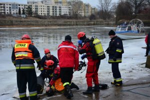 Ćwiczenia służb ratunkowych na lodzie