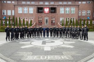 Wspólne zdjęcie uczestników kursu na głównym placu apelowym słupskiej Szkoły Policji