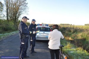 Lubińscy policjanci rozdają odblaski
