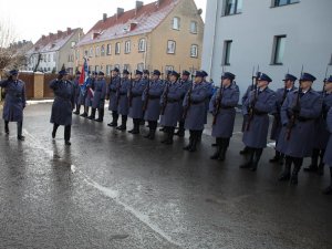 Komendant Wojewódzki Policji w Poznaniu rozpoczyna uroczystość otwarcia komendy