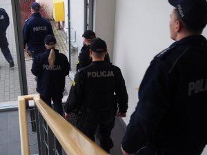policjanci wychodzą z komendy