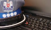 Policyjna czapka na klawiaturze komputera - zdjęcie poglądowe