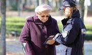 Policjantka ze starsza panią - zdjęcie poglądowe