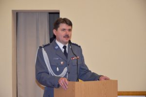 Nowych policjantów przywitał komendant Szkoły Policji w Słupsku insp. Jacek Gil