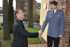 W murach słupskiej Szkoły Policji księdza biskupa przywitał komendant insp. Jacek Gil.