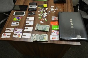 pieniądze, karty sim, telefony i sprzęt komputerowy wykorzystywany do popełnienia przestępstw