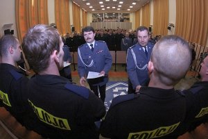 Świadectwa wręczył absolwentom komendant Szkoły Policji w Słupsku insp. Jacek Gil (na zdjęciu z lewej).