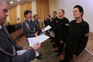 Świadectwa wręczył absolwentom komendant Szkoły Policji w Słupsku insp. Jacek Gil.