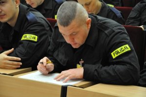 Egzamin końcowy policjantów ze słupskiej Szkoły Policji.