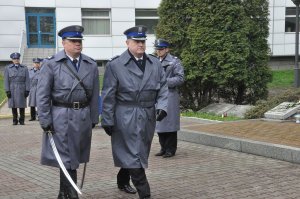 Zastępa Komendanta Głównego Policji insp. Jan Lach maszeruje w kierunku pomnika