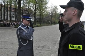 policjanci oddają honory komendantowi