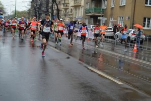 biegący uczestnicy półmaratonu