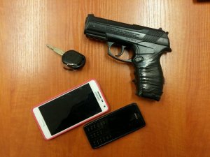Zabezpieczona broń i telefony komórkowe