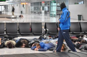 Policyjni antyterroryści uwalniali zakładników na lotnisku