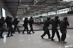 Policyjni antyterroryści uwalniali zakładników na lotnisku