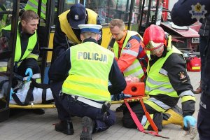 Policjanci słupskiej "drogówki" brali również udział w udzielaniu pomocy poszkodowanym.