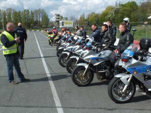 Szkolenie policjantów ruchu drogowego z techniki jazdy motocyklem