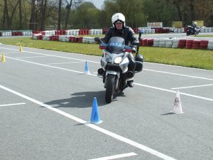 Szkolenie policjantów ruchu drogowego z techniki jazdy motocyklem