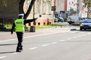 policjant zatrzymujący pojazd do kontroli