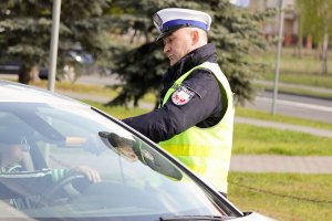 policjant kontrolujący stan trzeźwości kierowcy