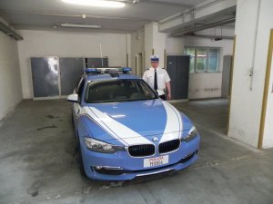 Policjant polskiej drogówki przy włoskim pojeździe służbowym policji