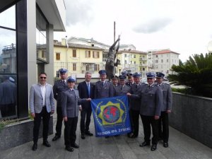 Polscy i włoscy policjanci z flaga IPA regionu żywieckiego