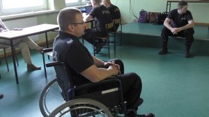 policjant na wózku inwalidzkim