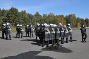 Ćwiczenia praktyczne średniej kadry dowódczej Oddziałów Prewencji Policji na poligonie NATO w Wicku Morskim koło Ustki.